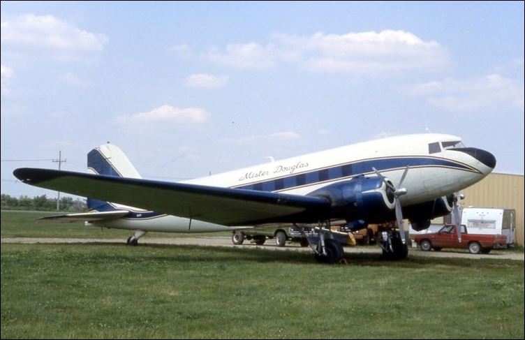 Mister Douglas N129H at the drop zone